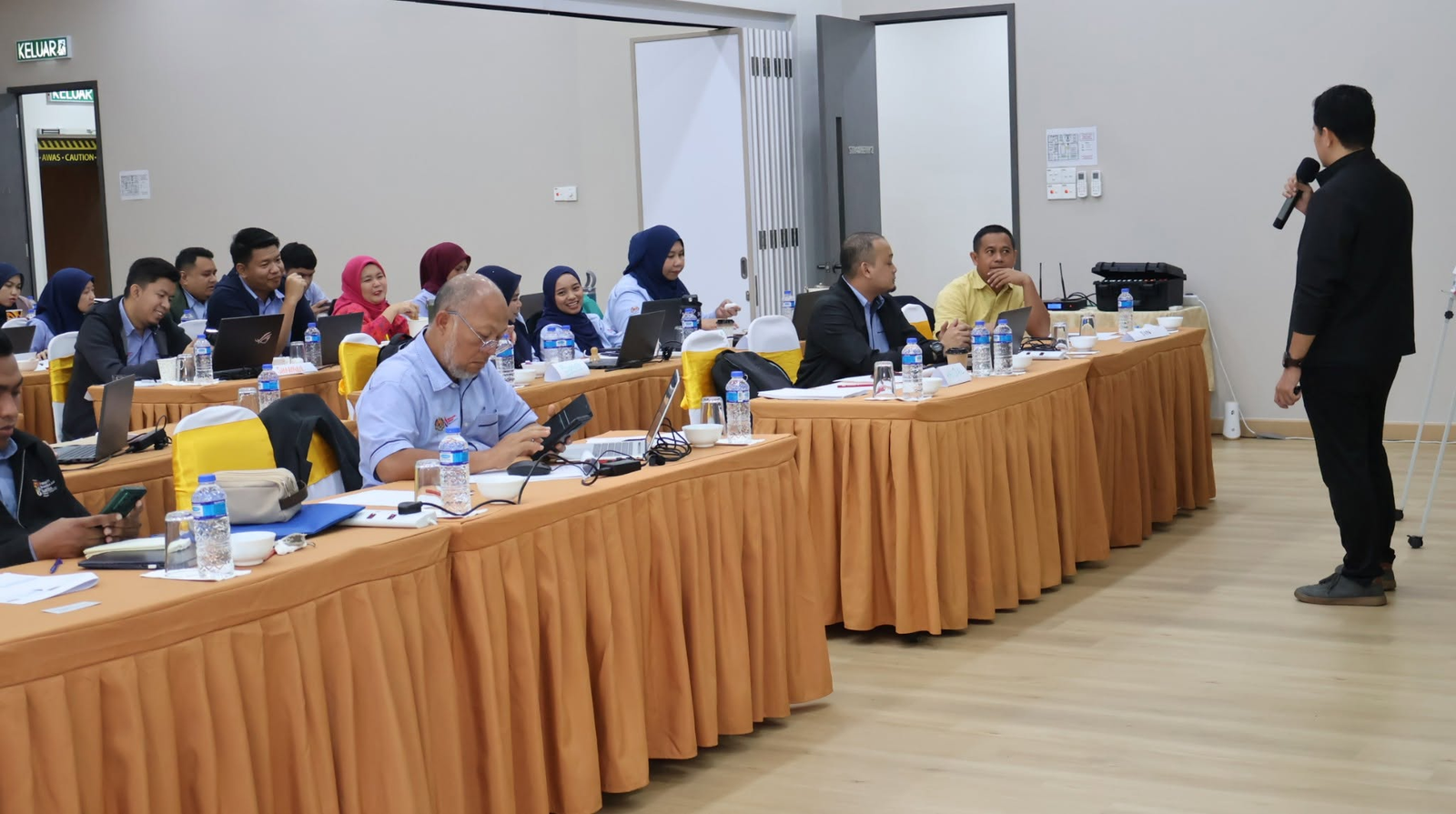 Jurulatih berinteraksi dengan peserta dalam sesi Power BI