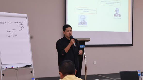 Jurulatih menyampaikan penerangan dalam latihan Power BI