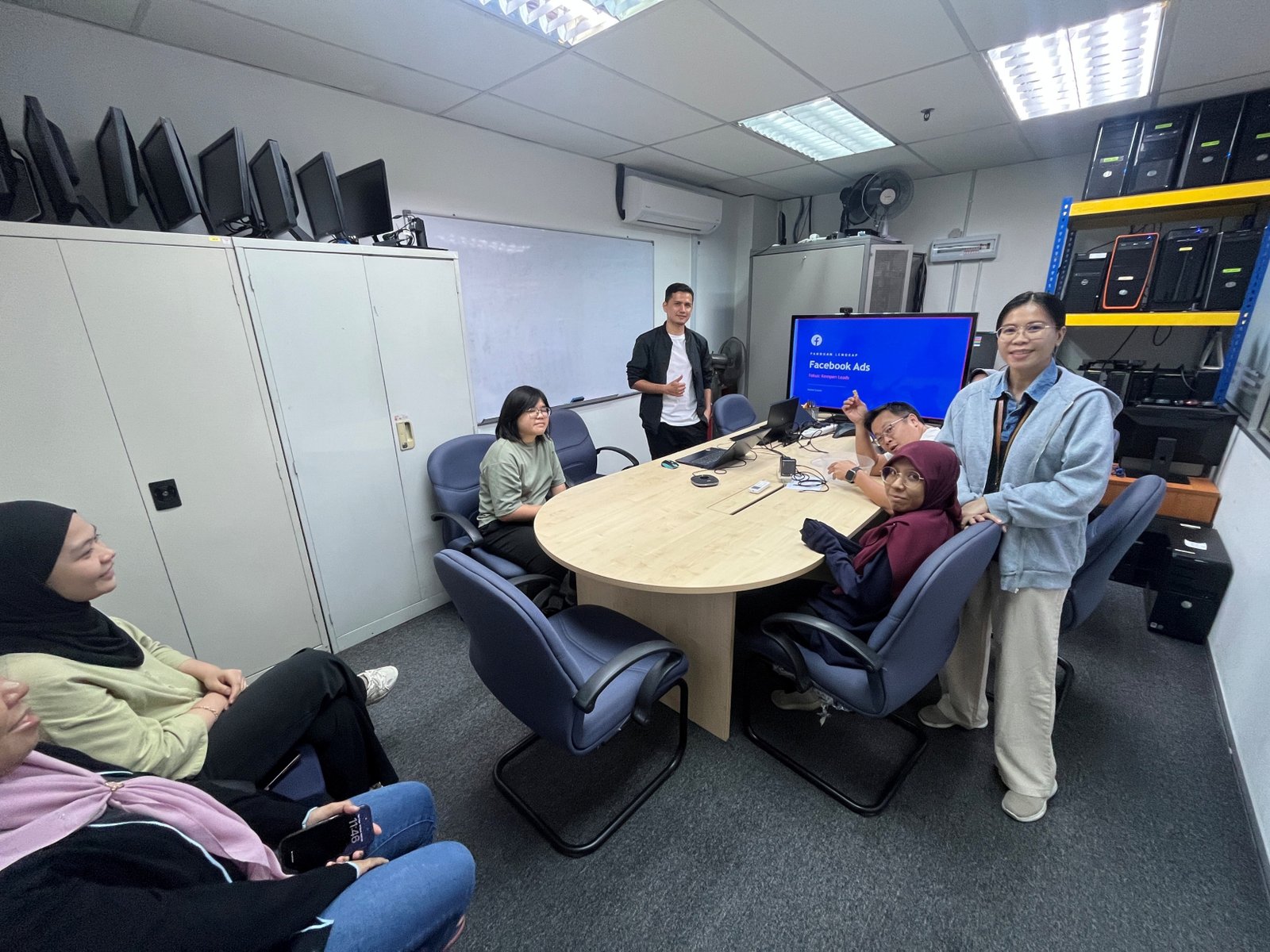 Kumpulan peserta selepas sesi latihan Facebook Ads