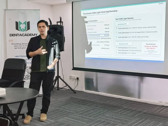 Jurulatih menerangkan kempen iklan digital Dentabay